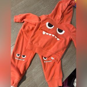 Orange sweatsuit for toddler girls or boys. Worn x4. Very warm!